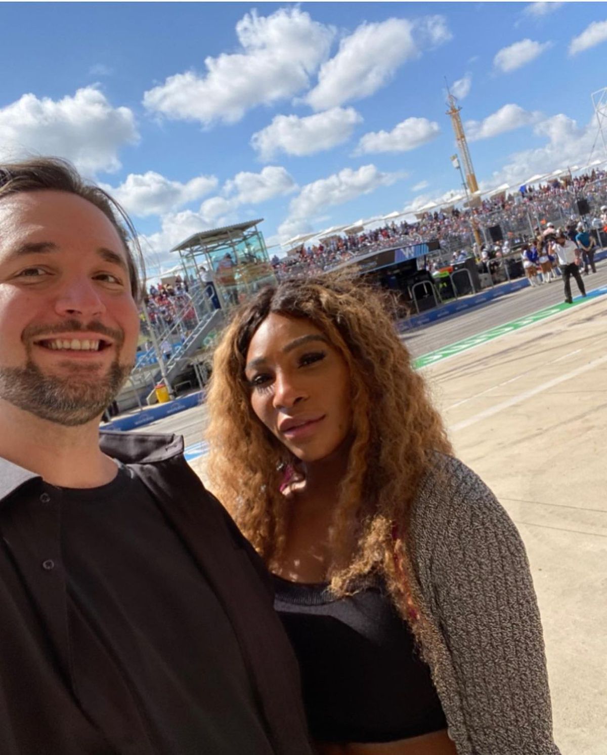 Serena Williams a apărut într-o ținută îndrăzneață la petrecerea iernii din Beverly Hills: „Când te cheamă, te urci în avion și o faci!”