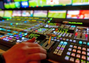 Au semnat contractul » Un post de televiziune a achiziționat peste o mie de transmisiuni live!