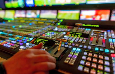 Au semnat contractul » Un post de televiziune a achiziționat peste o mie de transmisiuni live!