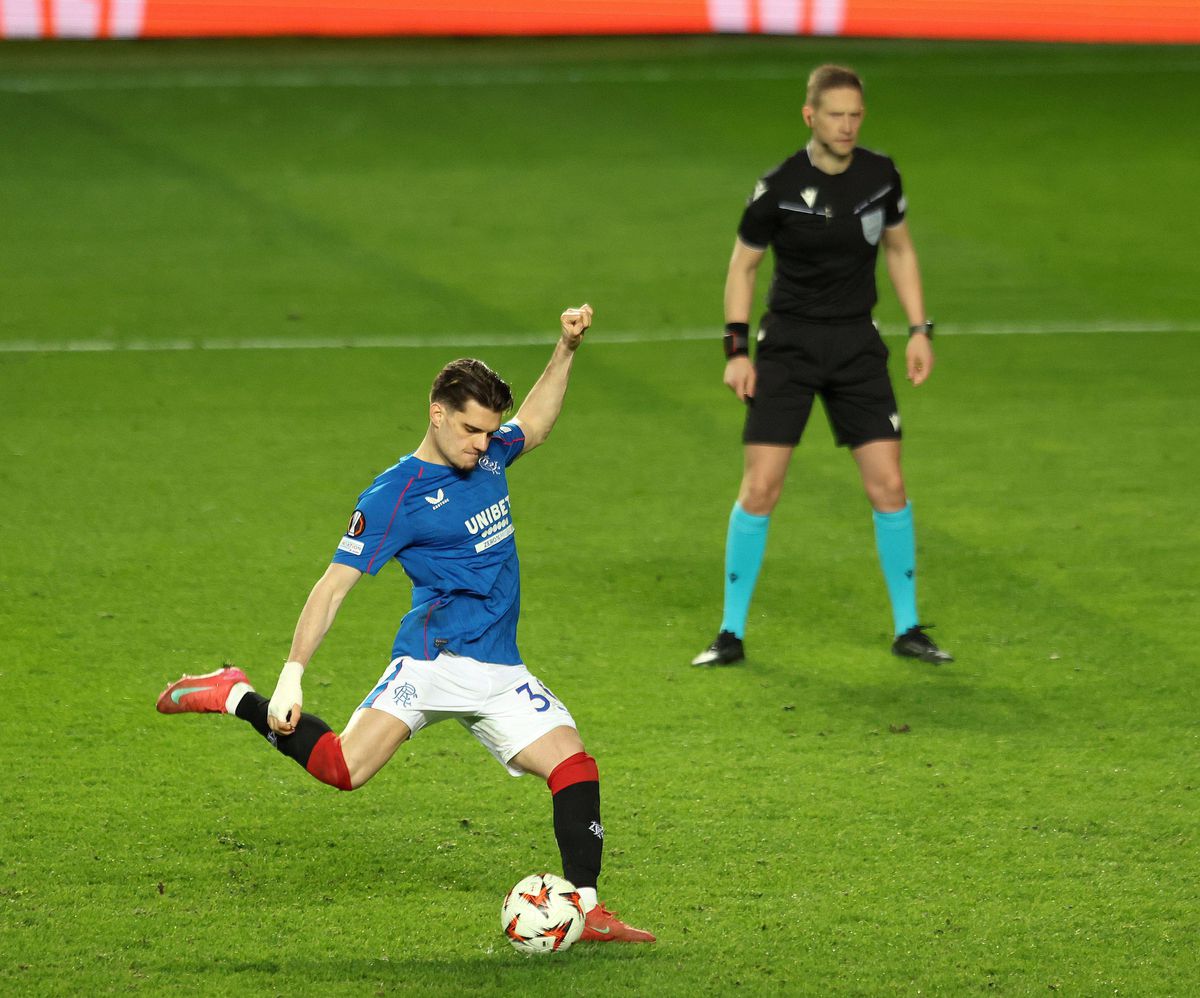 Corigent! Ianis Hagi, note de 3, 4 și 5 în presa internațională după penalty-ul ratat în Rangers - Fenerbahce