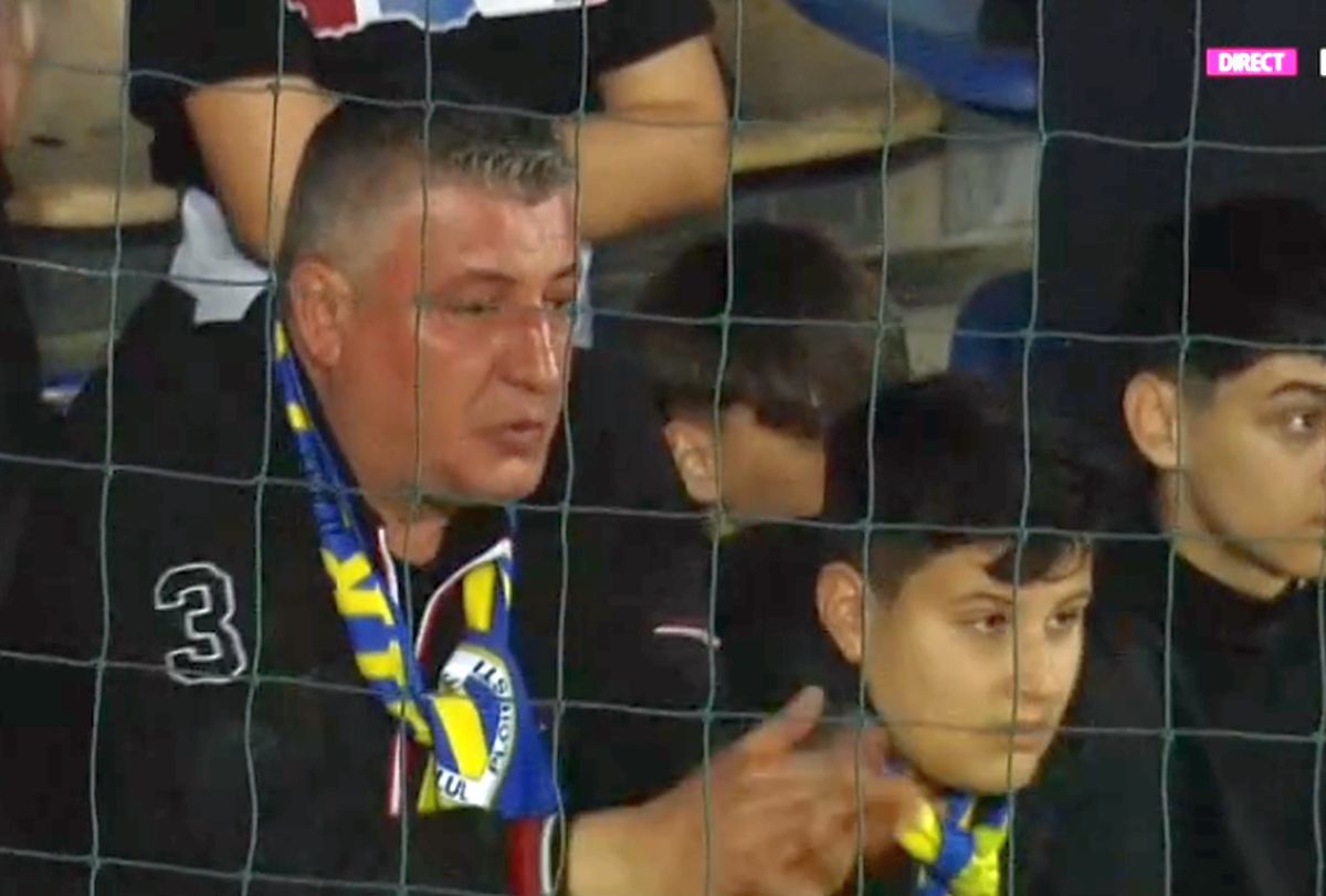 I-au „aliniat”! Ultrașii i-au mustrat pe jucători după primul meci din play-out