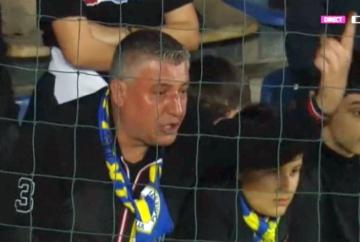 I-au „aliniat”! Ultrașii i-au mustrat pe jucători după primul meci din play-out