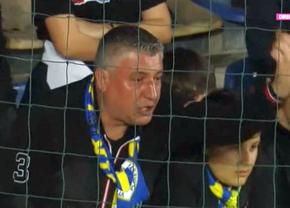 I-au „aliniat”! Ultrașii i-au mustrat pe jucători după primul meci din play-out