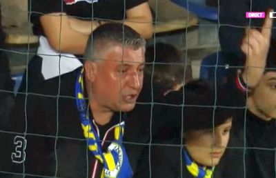 I-au „aliniat”! Ultrașii i-au mustrat pe jucători după primul meci din play-out