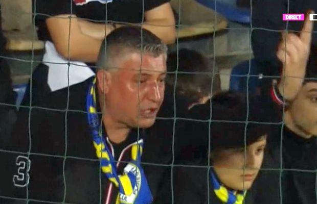 I-au „aliniat”! Ultrașii i-au mustrat pe jucători după primul meci din play-out