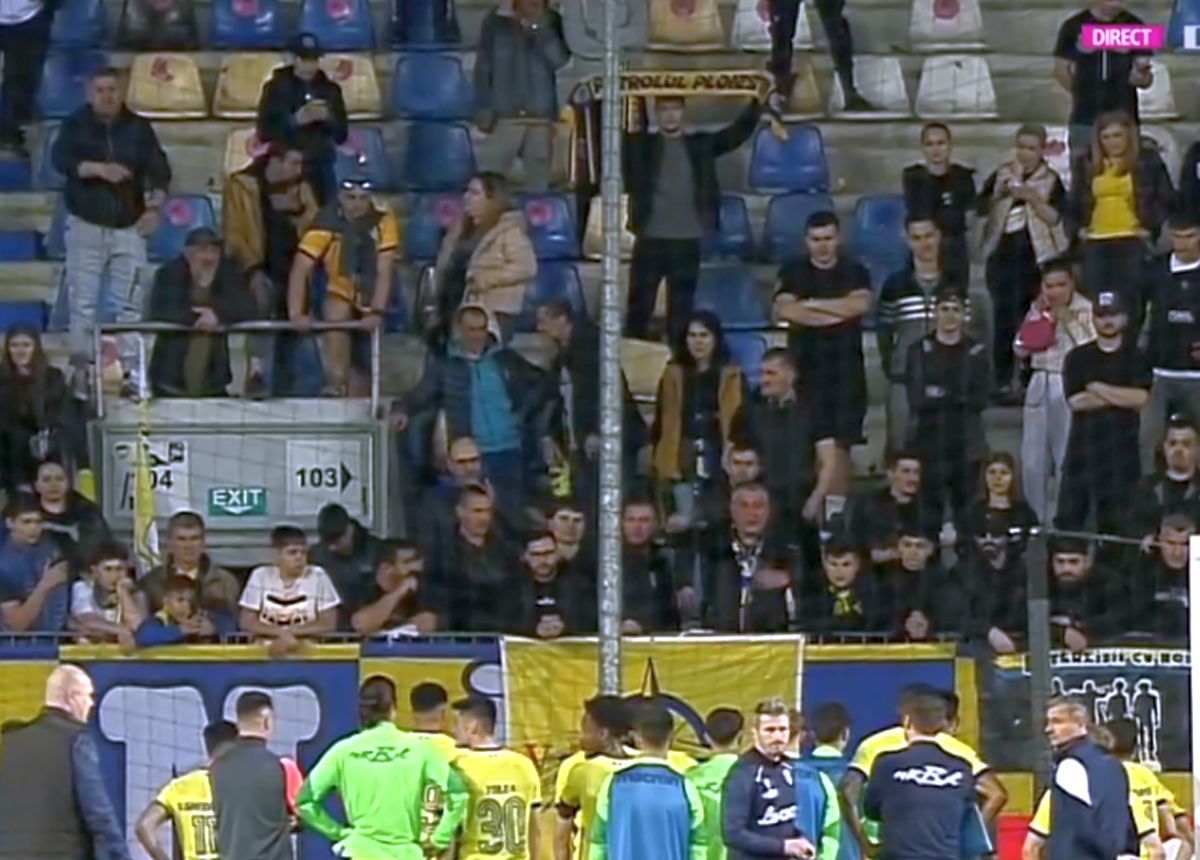 I-au „aliniat”! Ultrașii i-au mustrat pe jucători după primul meci din play-out