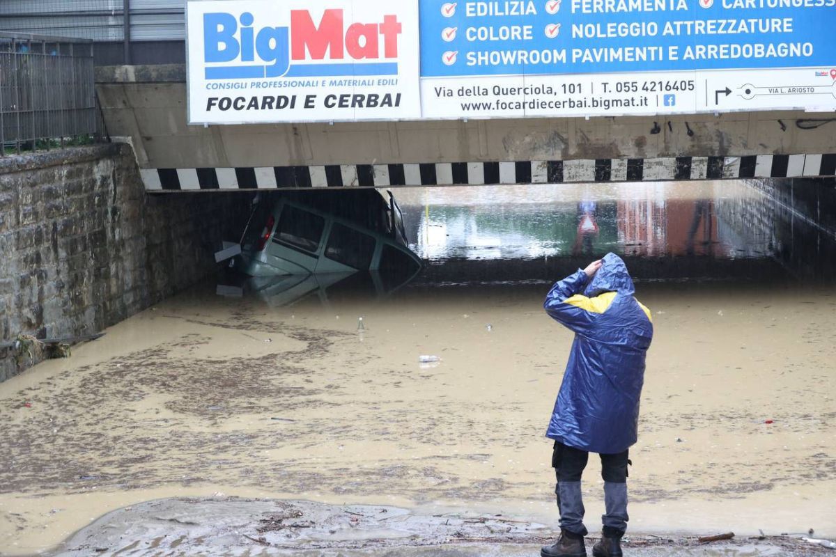 S-a cerut amânarea meciului Fiorentina - Juventus » Imagini incredibile de la furtunile care au lovit în plin zona și pun în pericol fotbalul