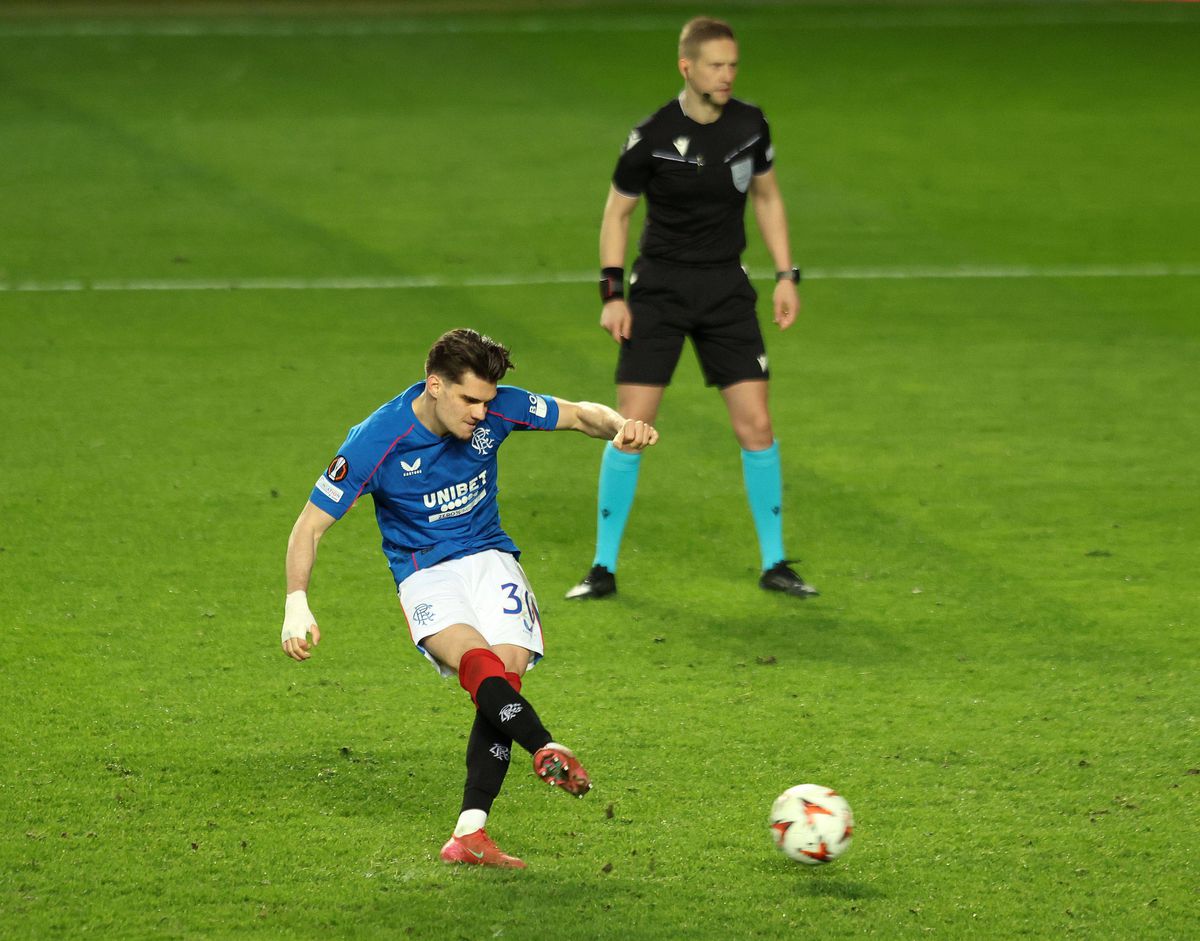 Corigent! Ianis Hagi, note de 3, 4 și 5 în presa internațională după penalty-ul ratat în Rangers - Fenerbahce