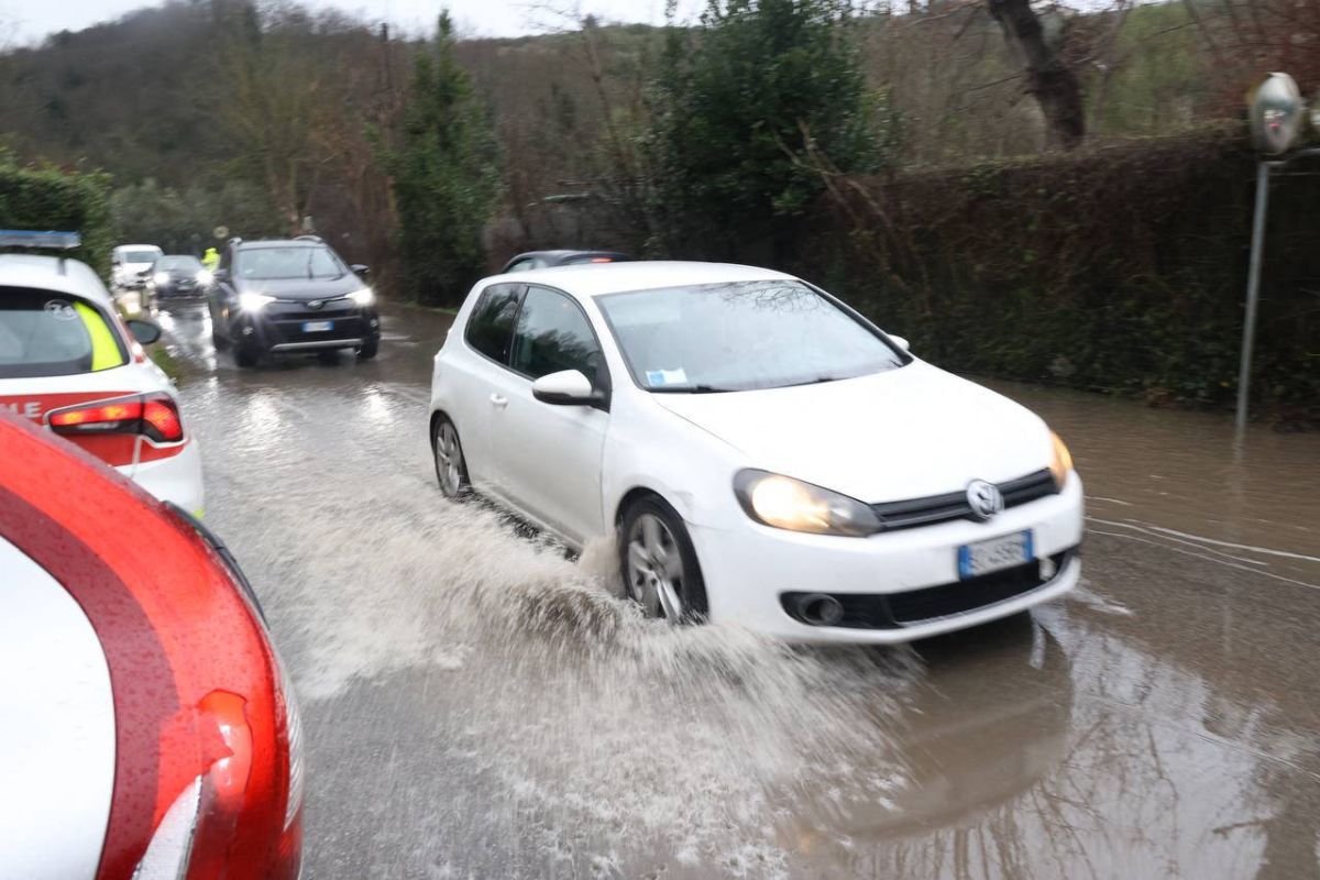 S-a cerut amânarea meciului Fiorentina - Juventus » Imagini incredibile de la furtunile care au lovit în plin zona și pun în pericol fotbalul