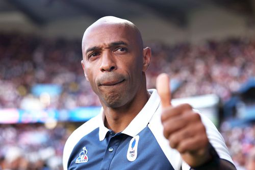 Thierry Henry (47 de ani) crede că în fotbal ar trebui implementată o regulă din rugby. Arbitrii ar trebui să explice deciziile la limită în timp real, la stația de amplificare a stadionului / FOTO: Imago