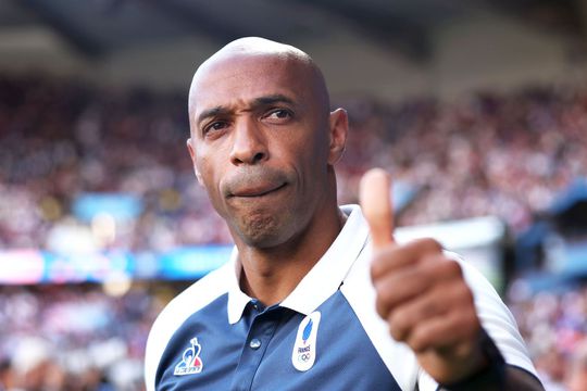 Thierry Henry (47 de ani) crede că în fotbal ar trebui implementată o regulă din rugby. Arbitrii ar trebui să explice deciziile la limită în timp real, la stația de amplificare a stadionului / FOTO: Imago