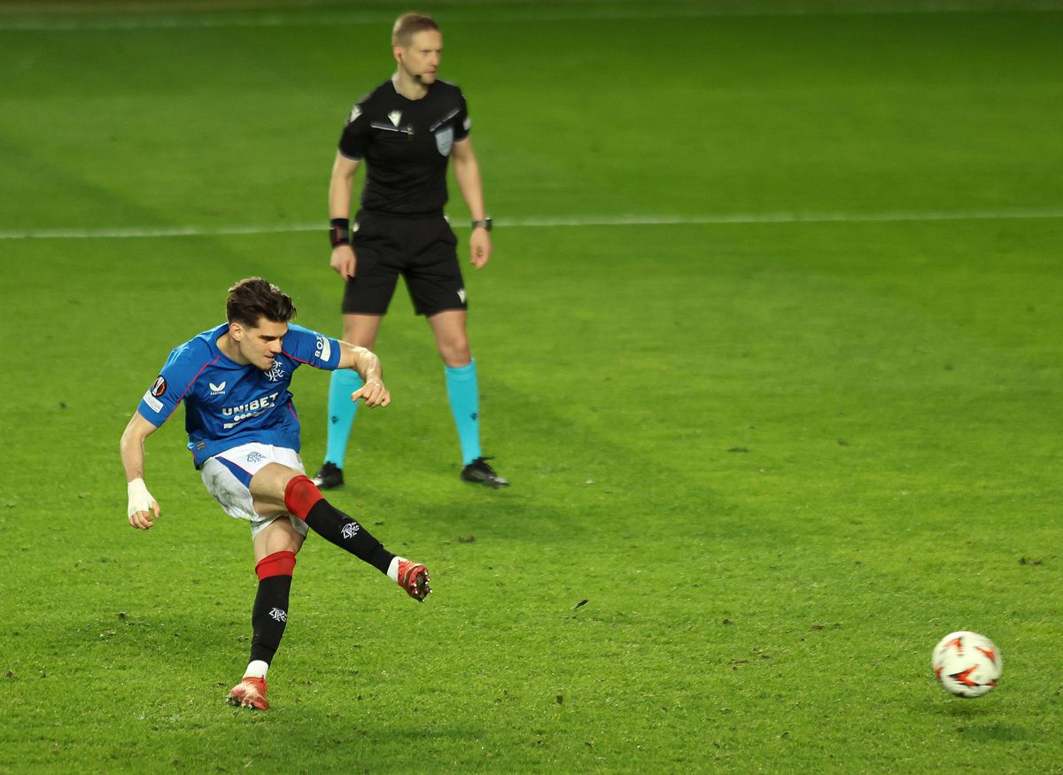 Corigent! Ianis Hagi, note de 3, 4 și 5 în presa internațională după penalty-ul ratat în Rangers - Fenerbahce