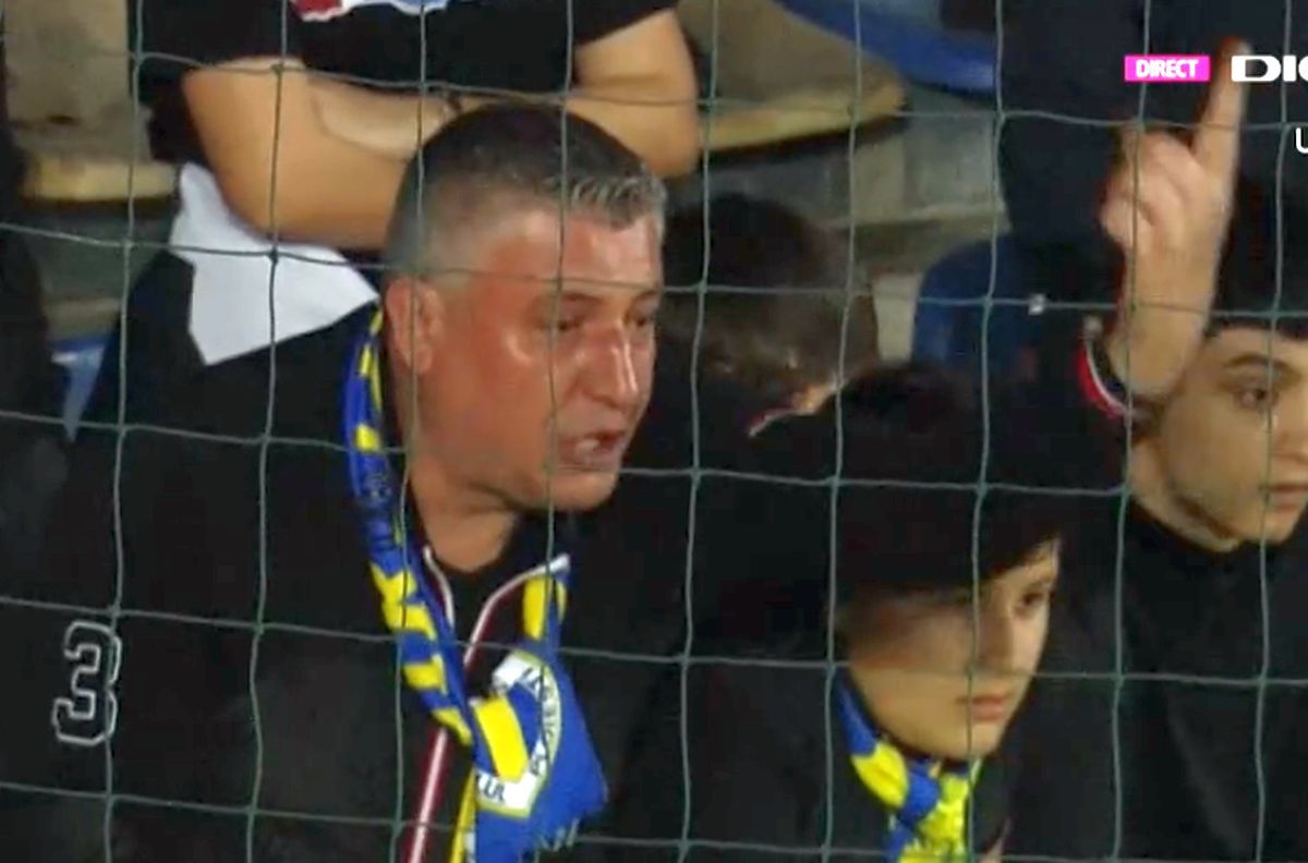I-au „aliniat”! Ultrașii i-au mustrat pe jucători după primul meci din play-out