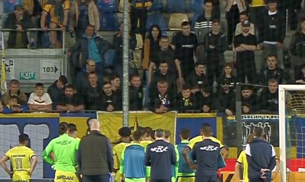I-au „aliniat”! Ultrașii i-au mustrat pe jucători după primul meci din play-out