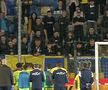 I-au „aliniat”! Ultrașii i-au mustrat pe jucători după primul meci din play-out