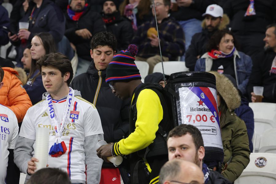 Nu s-a văzut la TV! Au început să cânte imnul național chiar în timpul meciului Lyon - FCSB! Scutierii au avut de furcă + cum se vinde berea pe stadion în Franța