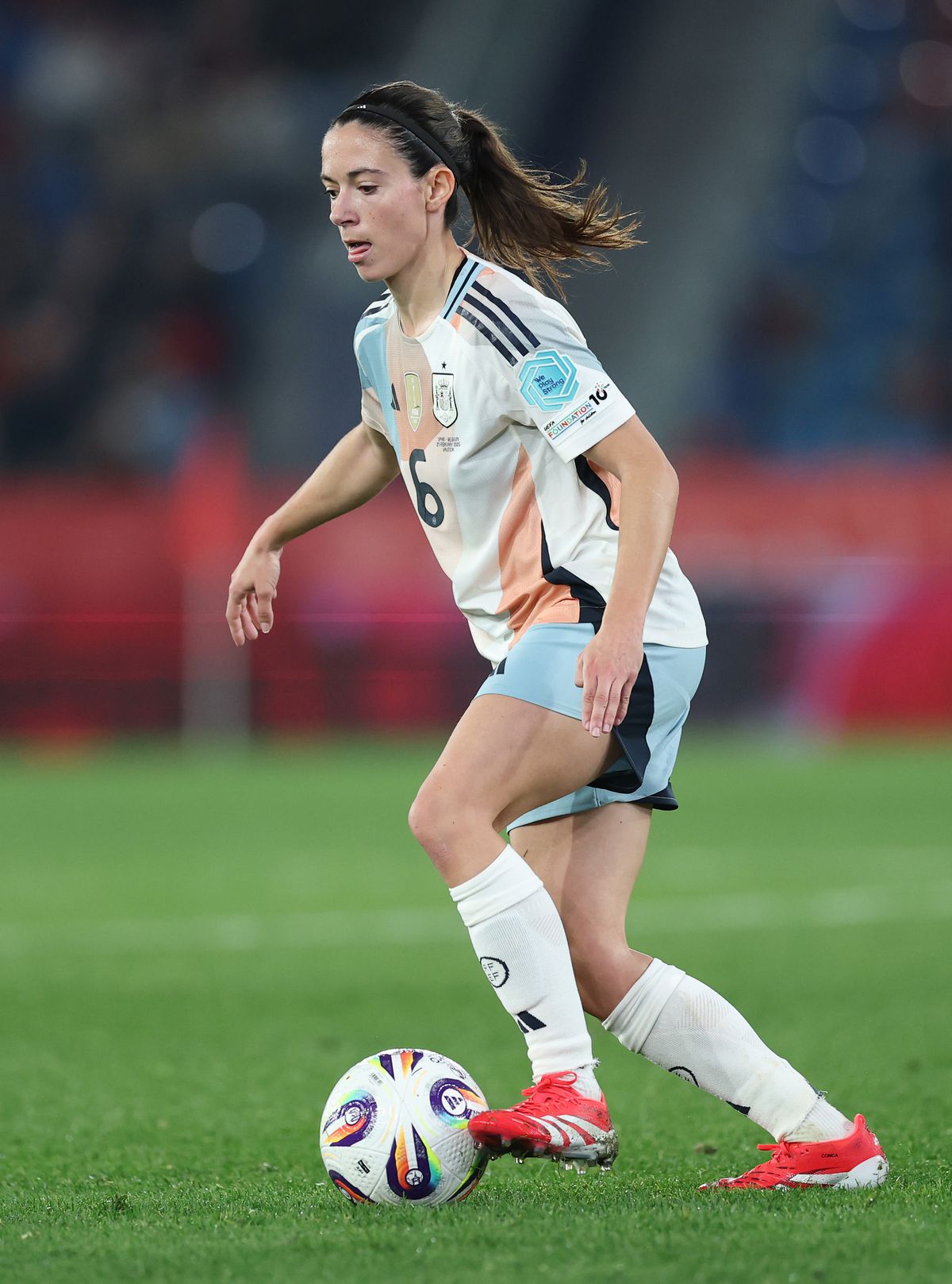 Povestea celei mai bune jucătoare din lume » Vedeta Barcelonei juca fotbal cu băieții în copilărie, acum e dublă câștigătoare a Balonului de Aur: „Ca un tsunami”