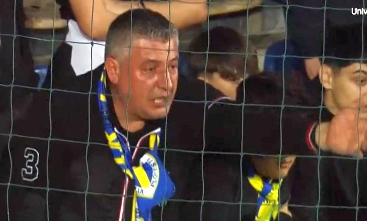I-au „aliniat”! Ultrașii i-au mustrat pe jucători după primul meci din play-out