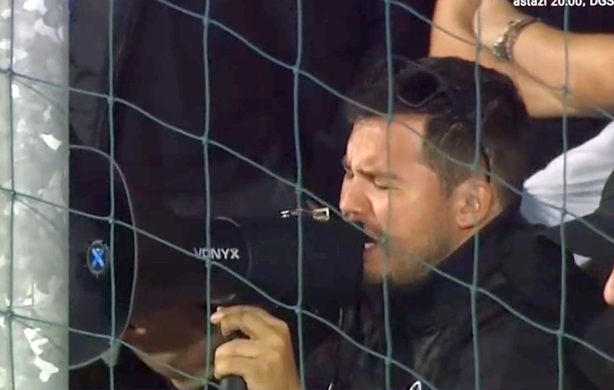 I-au „aliniat”! Ultrașii i-au mustrat pe jucători după primul meci din play-out