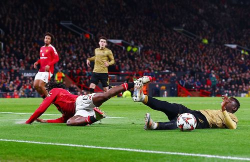 Patrick Dorgu (stânga) cade în urma duelului cu Hamari Traore (Sociedad) / Foto: Imago