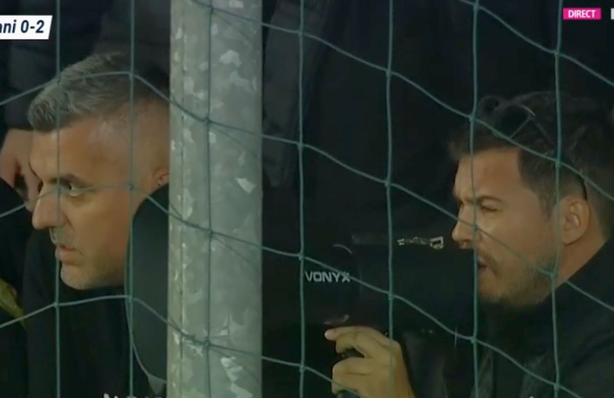 I-au „aliniat”! Ultrașii i-au mustrat pe jucători după primul meci din play-out