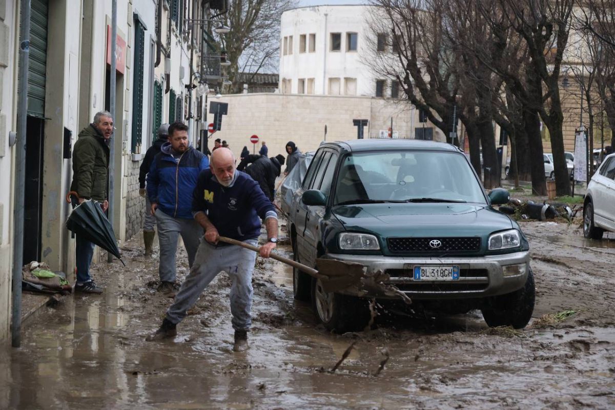 S-a cerut amânarea meciului Fiorentina - Juventus » Imagini incredibile de la furtunile care au lovit în plin zona și pun în pericol fotbalul