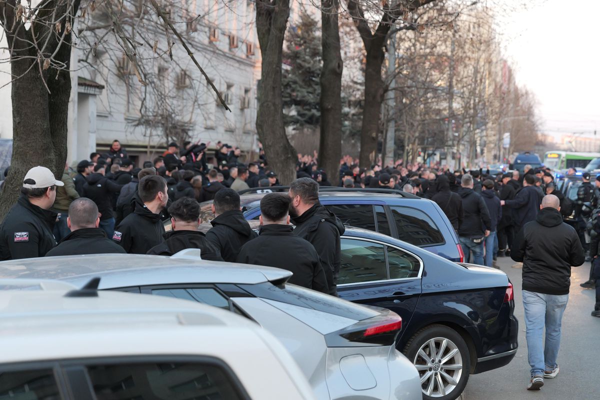 Derapaje rasiste incalificabile și „bombe” la metrou » Ce-a făcut galeria lui Dinamo în drum spre Giulești