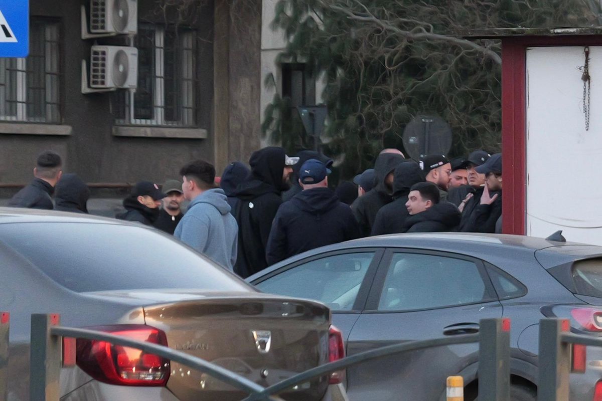 Derapaje rasiste incalificabile și „bombe” la metrou » Ce-a făcut galeria lui Dinamo în drum spre Giulești