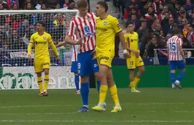 Un gol fantastic și un cartonaș roșu pentru o atingere în zona intimă au ajutat-o pe Atletico