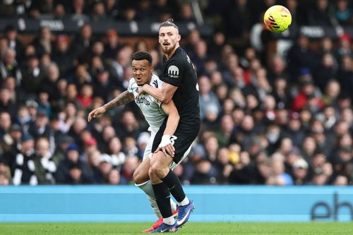 Radu Drăgușin, aici în duel cu Rodrigo Muniz, în Fulham - Tottenham 2-1 / Foto: Imago