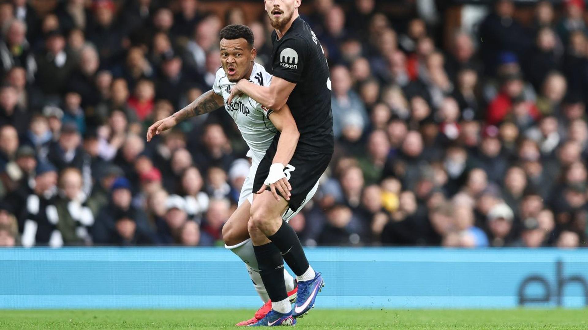 Igor Tudor discutând cu Radu Drăgușin pe marginea terenului înaintea meciului Tottenham cu Liverpool, pregătind schimbări defensive. | sursa foto: Gazeta Sporturilor