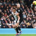 Radu Drăgușin, aici în duel cu Rodrigo Muniz, în Fulham - Tottenham 2-1 / Foto: Imago