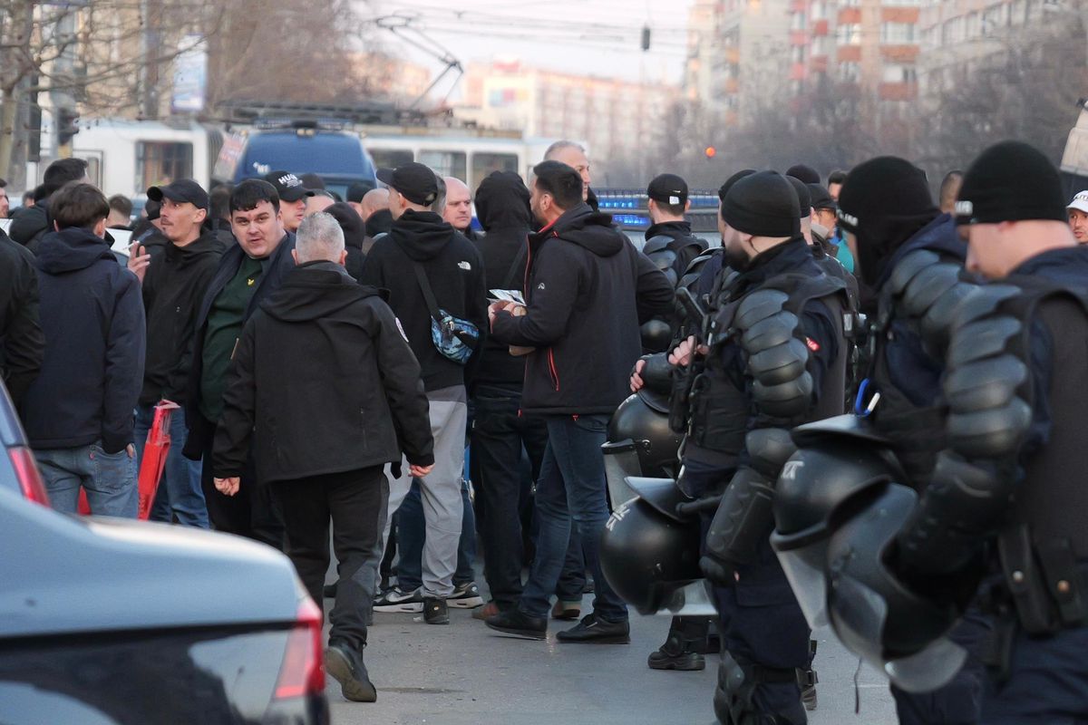 Derapaje rasiste incalificabile și „bombe” la metrou » Ce-a făcut galeria lui Dinamo în drum spre Giulești