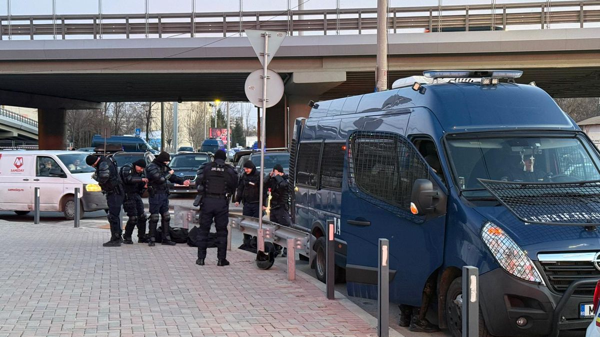 Derapaje rasiste incalificabile și „bombe” la metrou » Ce-a făcut galeria lui Dinamo în drum spre Giulești