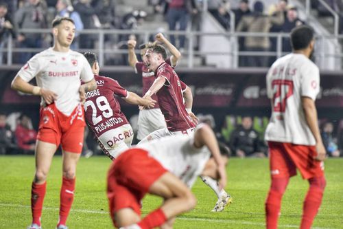 Constantin Grameni (centru, în tricoul Rapidului), remarcatul lui Săpunaru în prima repriză din Rapid - Dinamo // FOTO: Cristi Preda (GSP.ro)