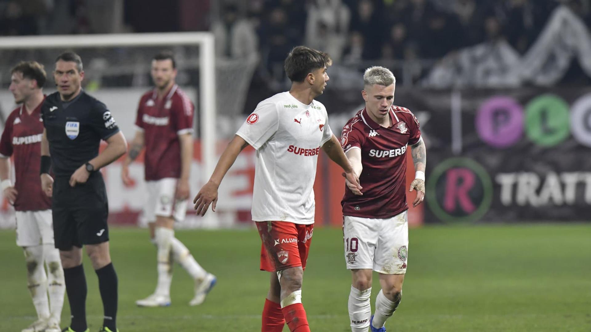 Jucător Dinamo atacant încearcă să controleze mingea în posesie fotbal, poziționat ca vârf central în atacul echipei. | sursa foto: Gazeta Sporturilor