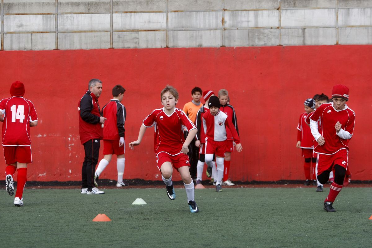 Un puști cotat de Dinamo la 4 milioane € desființează un antrenor și face acuzații grave la adresa unui șef: „Se dădea la mămicile jucătorilor!” + „Dacă ai «cașcaval» gros și o relație, ajungi în Liga 1”