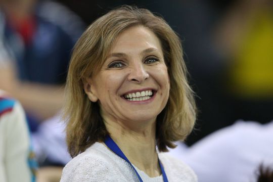 Fosta gimnastă Daniela Silivaș (49 de ani) contestă modul în care Ministrul Eduard Novak (45 de ani) a ales denumuirea sălii polivalente din Deva, „Ecaterina Szabo”.