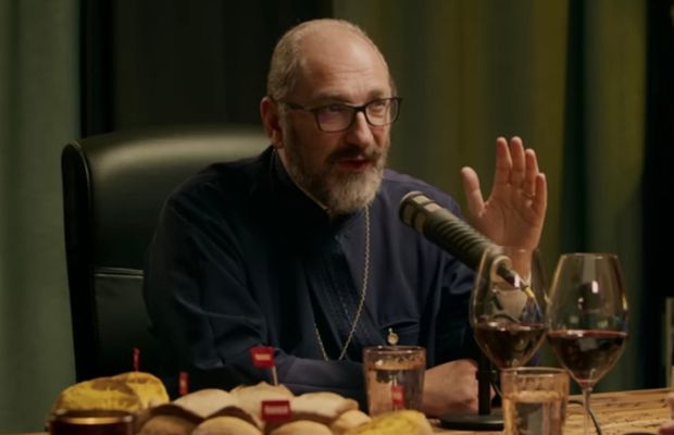 Părintele Constantin Necula, superfan Liverpool: „A ieșit de două ori pe sub minge, iar acum ne dă lecții despre fotbal!”