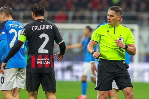 Kovacs a avut viață grea în duelul dintre Milan și Napoli 1-0 // Foto: Imago