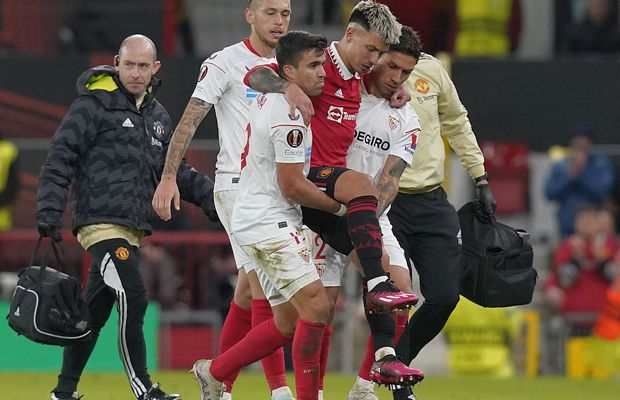 Imaginea care a făcut înconjurul lumii: doi argentinieni campioni mondiali ai Sevillei au scos pe brațe un argentinian campion mondial al lui Manchester United!