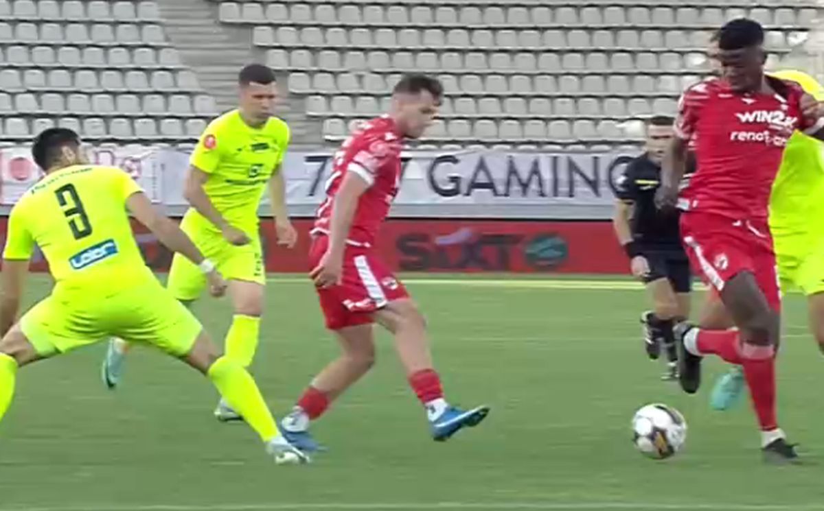 Milostiv cu Dinamo, neiertător cu ieșenii » Hațegan a judecat diferit două faze delicate în Dinamo - Poli Iași: verdictul specialistului