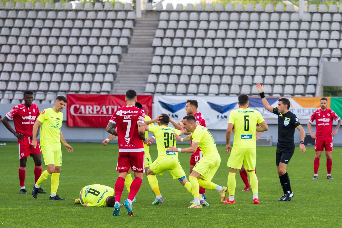 Nicolescu, despre arbitrajul din Dinamo - Poli Iași: „Erau circumstanțe de roșu la Homawoo, dar ei au fost mai agresivi! Dădeau și țipau!”