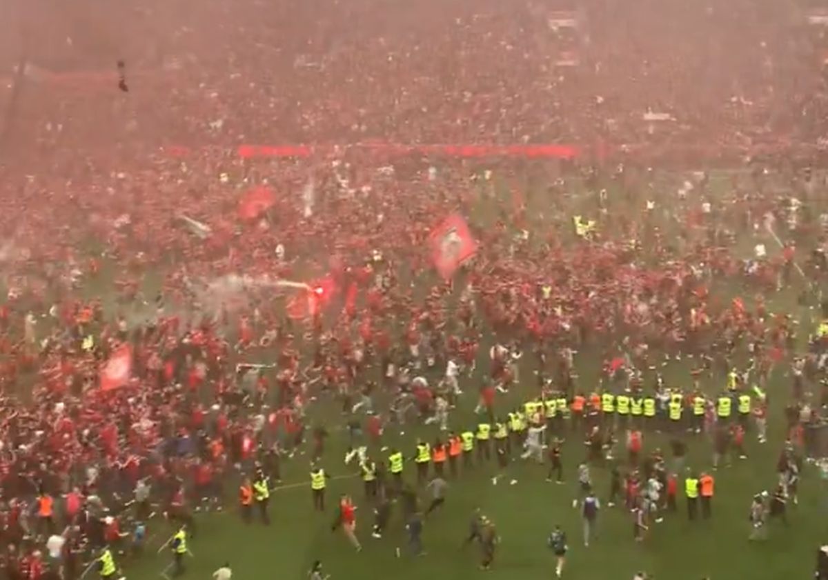 Bucurie fără margini la Leverkusen! Fanii au intrat pe teren în timpul meciului » Xabi Alonso a adus în stil mare primul TITLU din istoria de 120 de ani a clubului