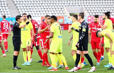 Milostiv cu Dinamo, neiertător cu ieșenii » Hațegan a judecat diferit două faze delicate în Dinamo - Poli Iași: verdictul specialistului