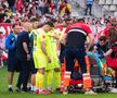 Luca Mihai e urcat în ambulanță având mască de oxigen la gură Foto: Ionuț Iordache (gsp.ro)