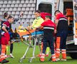 Luca Mihai e urcat în ambulanță având mască de oxigen la gură Foto: Ionuț Iordache (gsp.ro)