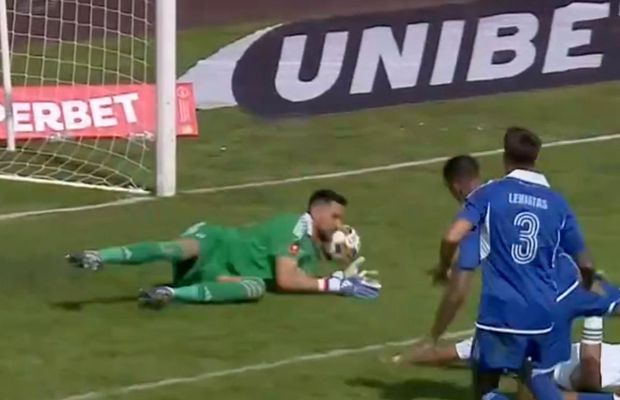 Gafă de curtea școlii în FC Botoșani - FCU Craiova » Portarul oltenilor s-a făcut de râs și a luat un gol de „Cascadorii râsului”