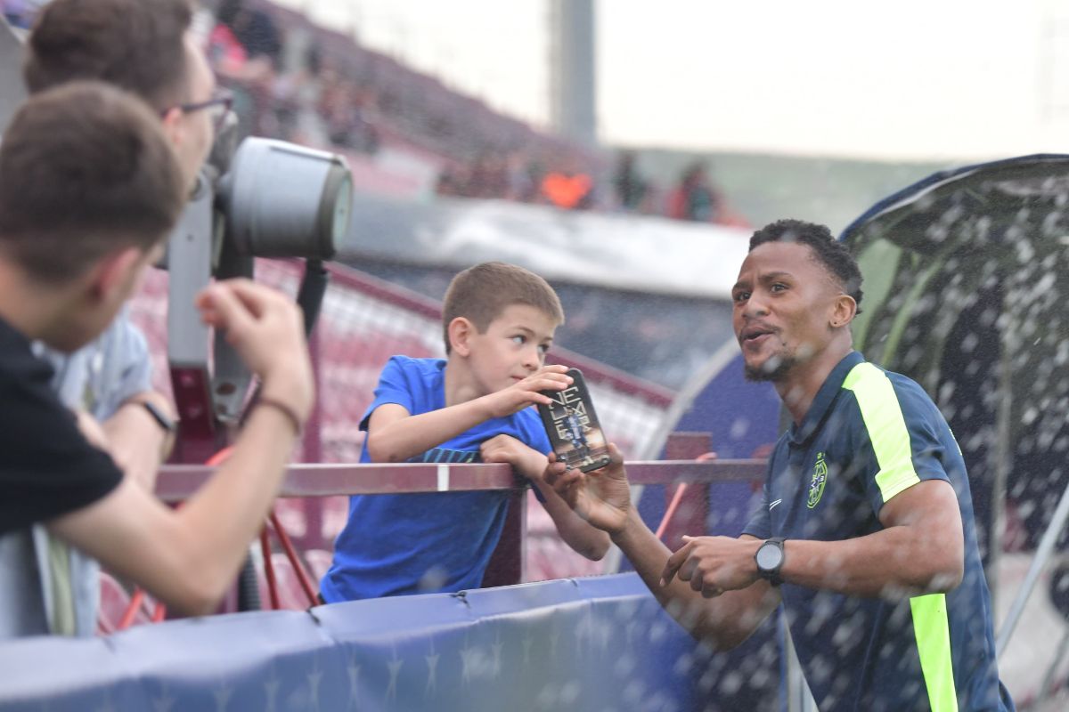 Clujenii, fluierați la ei acasă + Moment tensionat la CFR - FCSB: jandarmii au intervenit cu scuturile