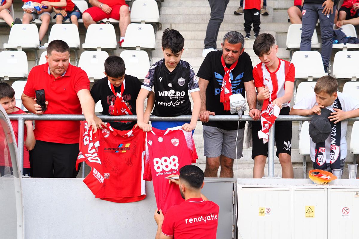 Revenirea „Pitbull-ului”, izbucnirea lui Caparco și ultrașii „falși”: „Din cauza voastră arde cămașa pe noi!” » 10 informații de pe stadion, înainte de Dinamo - Poli Iași